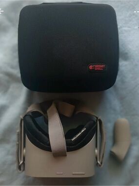 Oculus Go with Hard Case